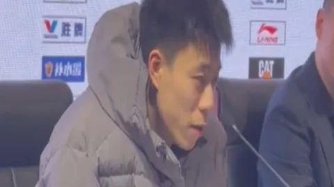 “逆袭风暴！利兹联客场奇袭，12胜8负，昔日低谷今朝崛起？”